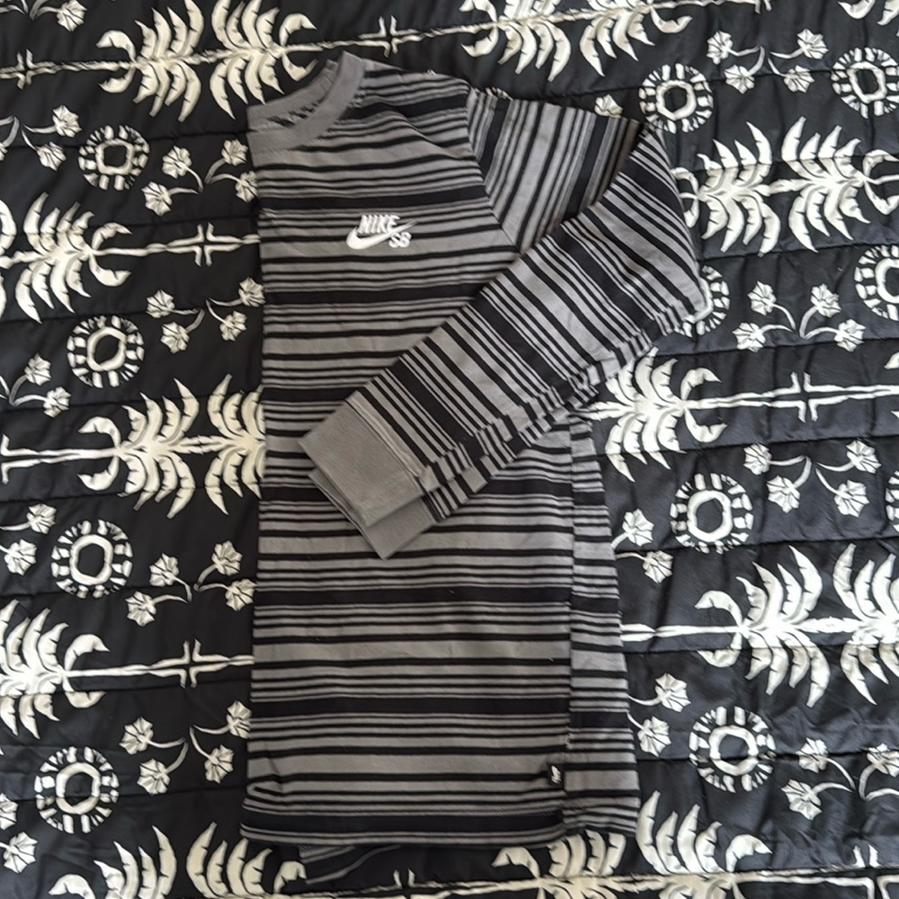 LONG SLEEVE NIKE TEA BOYS SIZE EXTRA LARGE